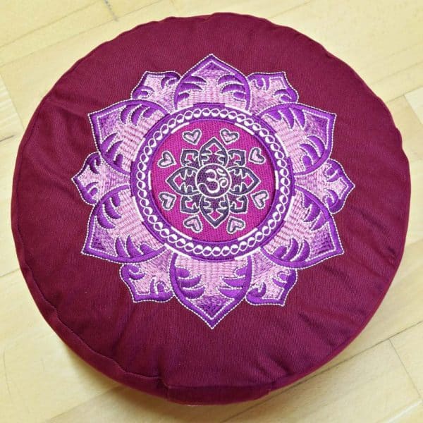 Baghi Meditationskissen in Bordeaux mit Mandala Om Stickerei pink lila von oben