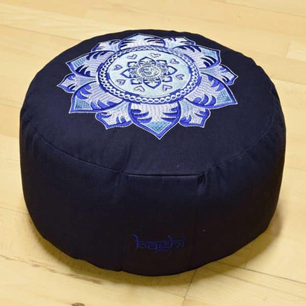 Baghi Meditationskissen in Dunkelblau mit Mandala Om Stickerei in Blautönen