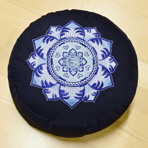 Baghi Meditationskissen in Dunkelblau mit Mandala Om Stickerei in Blautönen von oben