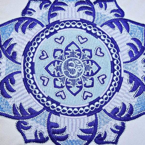 Detailansicht der Mandala Stickerei in blau Baghi Sitzkissen grau