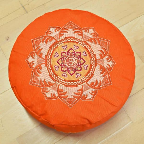 Baghi Meditationskissen in Orange mit Mandala Om Stickerei in rot gelb von oben