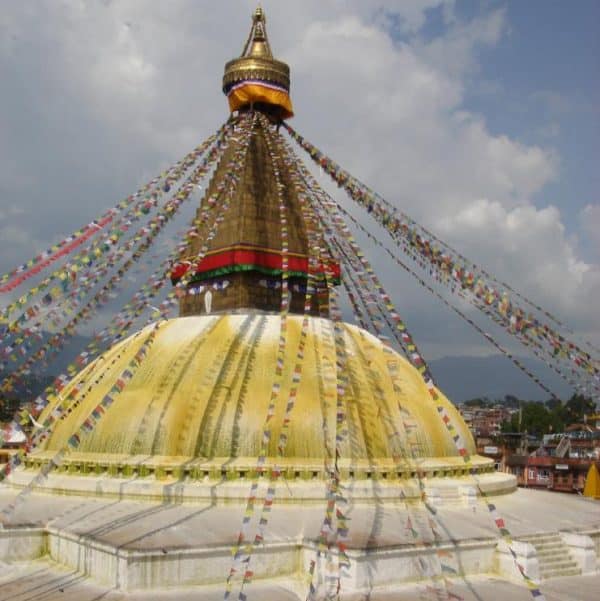 Stupa mit Gebetsfahnen in Nepal