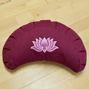 Halbmond Yogakissen Baghi mit Lotus Stickerei bordeaux