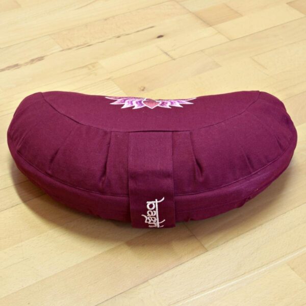 Halbmond Yogakissen mit Lotus Stickerei bordeaux von Baghi