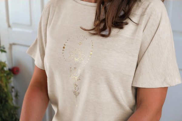 Spirit of Om Shirt melange beige mit goldenem Print vorne