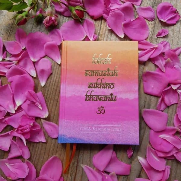 Yoga Kalender 2023 in orange pink mit dem Mantra LOKAH SAMASTAH SUKHINO BHAVANTU
