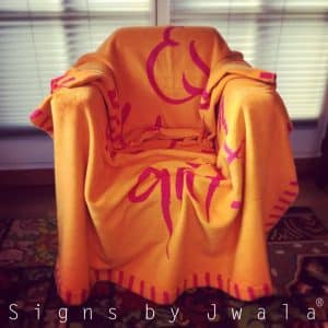 Kuscheldecke von Signs by Jwala in orange und pink